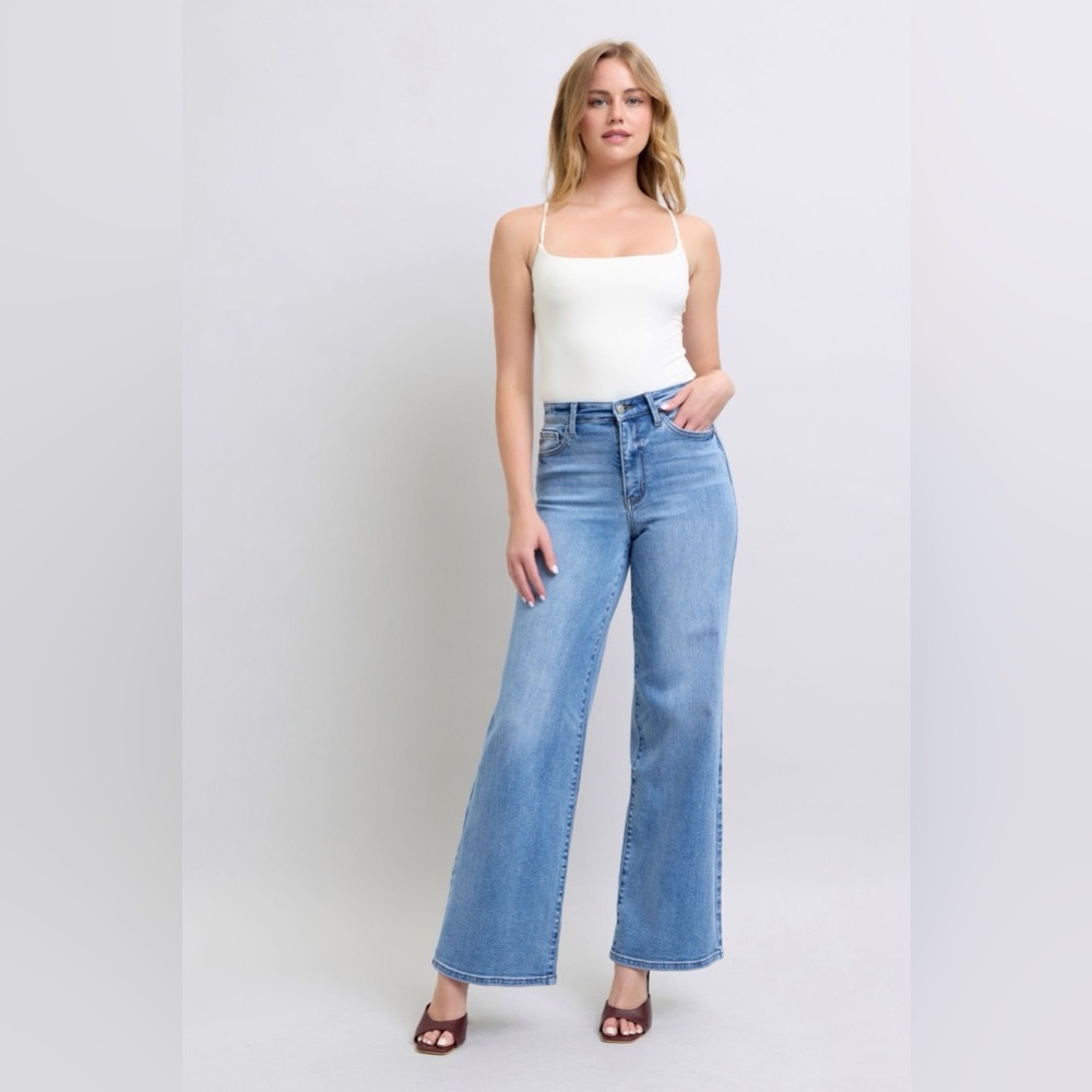 BOUTIQUE Judy Blue Full Size Wide Leg Jeans with Pockets, in Light Denim